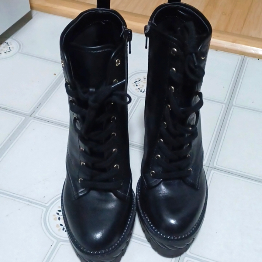 Platform combat boot